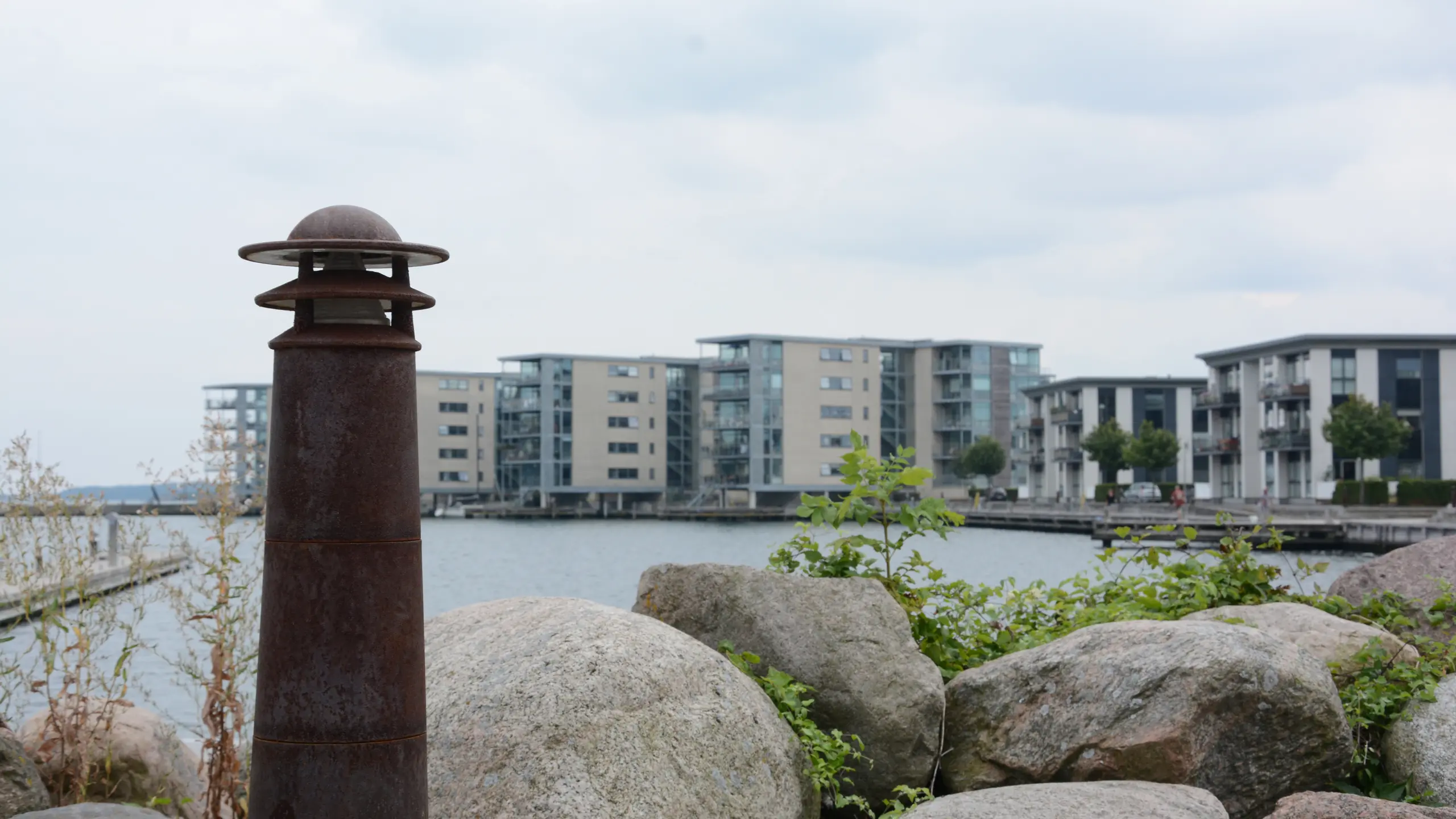 Støbejernspullert med lys ved Nyborg Havn