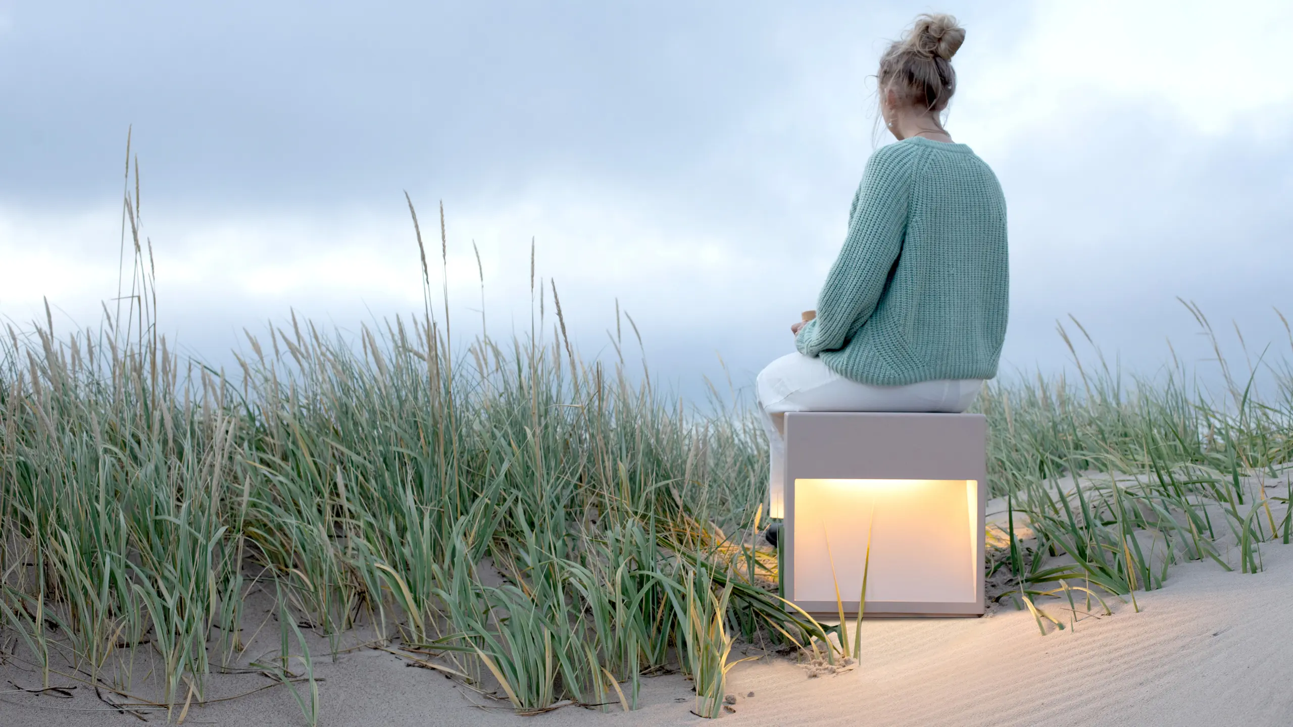 Puf med lys til udendørs brug står på stranden