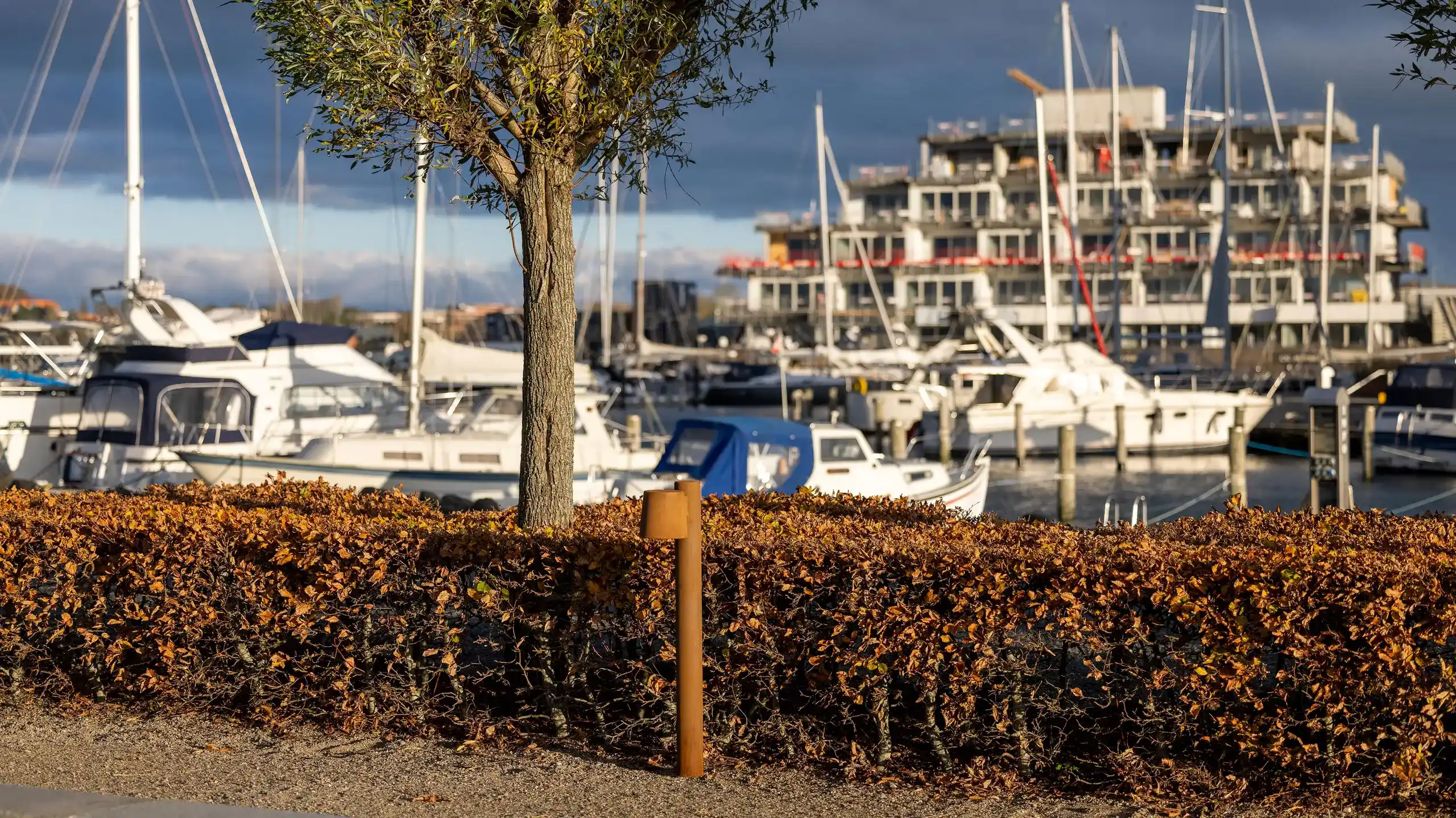 Havn med pullert med lys i cortenstål