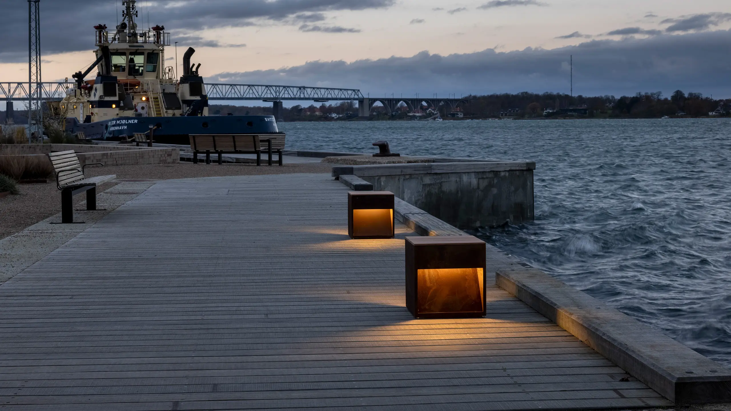 Corten lamper med træsæde