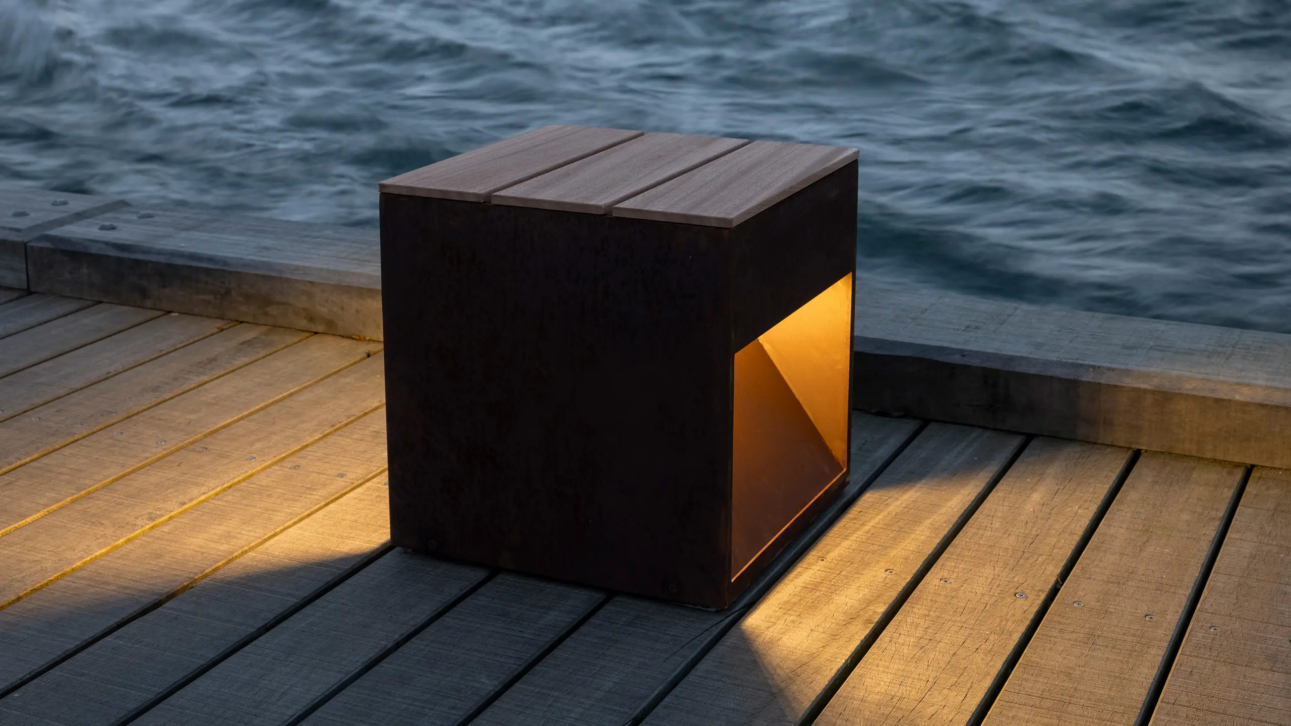 Corten lampe med sæde